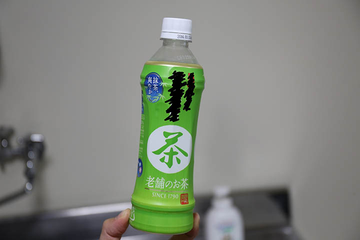 ラベルを剥がし洗ってからキャップをはずします