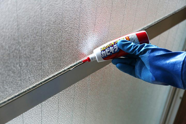 ゴムパッキン用カビキラーを塗布する
