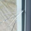 賃貸住宅で窓ガラスが割れた！原因と対処方法、修理費用は誰が払う？
